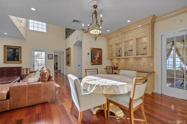 5 Old Field Lane, Lake Success, NY 11020