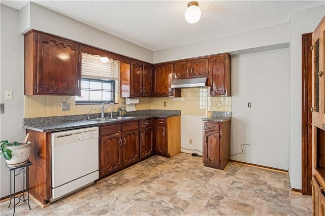 12925 S Brougham Drive, Olathe, KS 66062