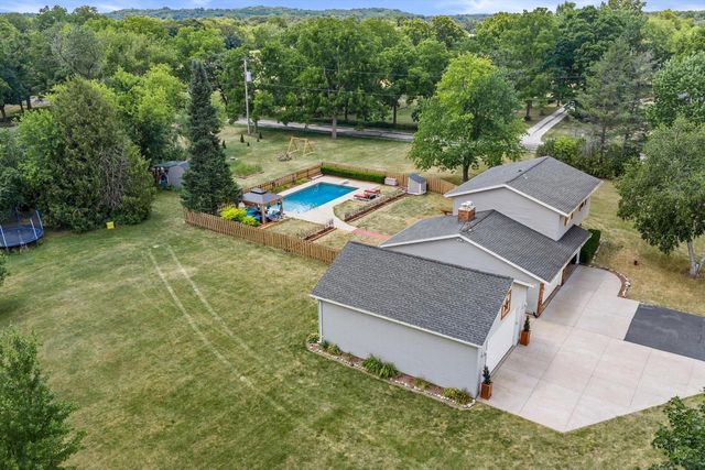 S79W31491 Green Meadow DRIVE, Mukwonago, WI 53149