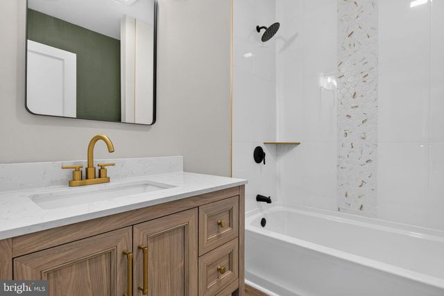 416 E DERRY RD, Hershey, PA 17033