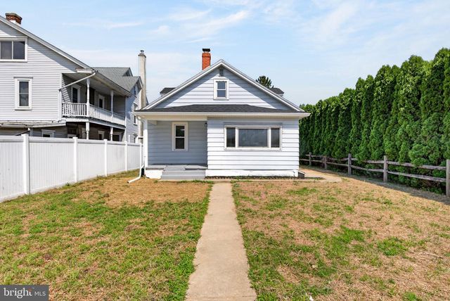 416 E DERRY RD, Hershey, PA 17033
