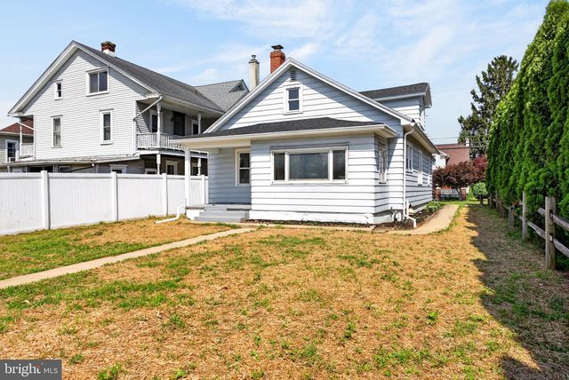 416 E DERRY RD, Hershey, PA 17033