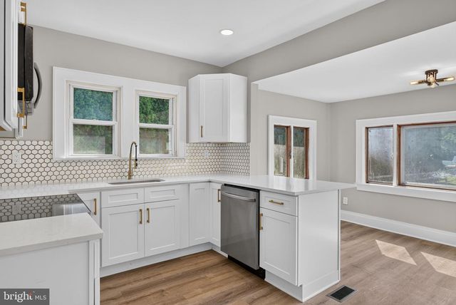 416 E DERRY RD, Hershey, PA 17033