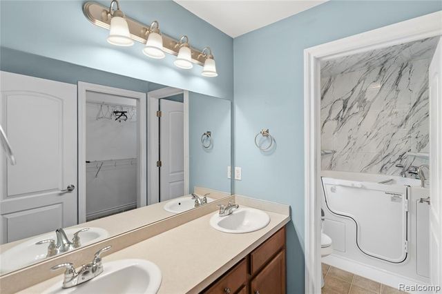 1130 Creekside Court, Burton, MI 48509