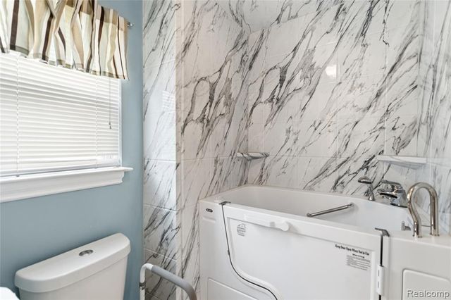 1130 Creekside Court, Burton, MI 48509