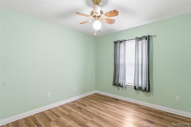 1130 Creekside Court, Burton, MI 48509