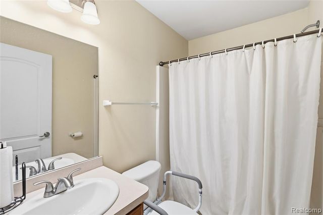 1130 Creekside Court, Burton, MI 48509