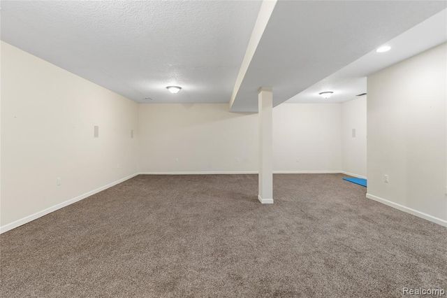 1130 Creekside Court, Burton, MI 48509