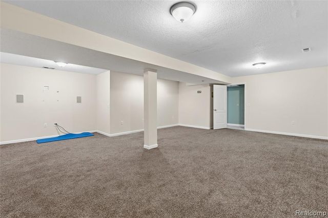 1130 Creekside Court, Burton, MI 48509