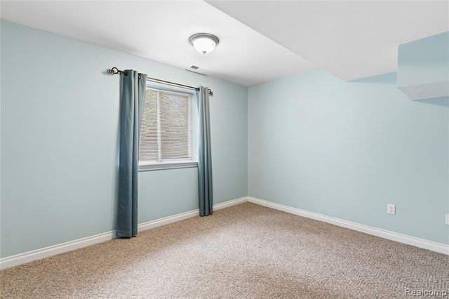 1130 Creekside Court, Burton, MI 48509