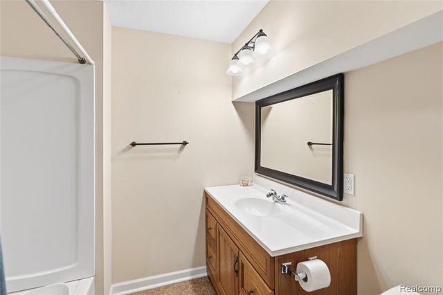 1130 Creekside Court, Burton, MI 48509