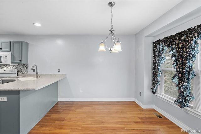 1130 Creekside Court, Burton, MI 48509