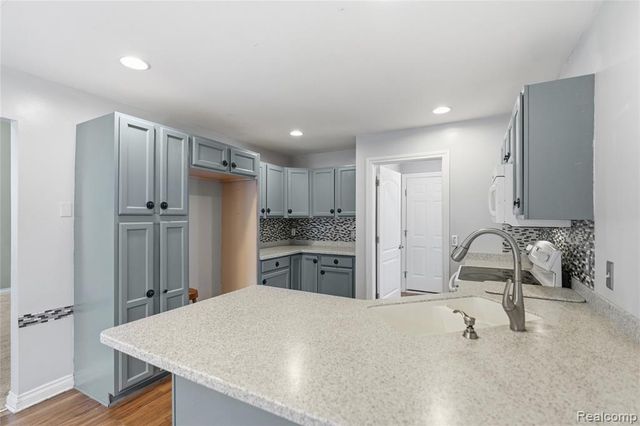 1130 Creekside Court, Burton, MI 48509