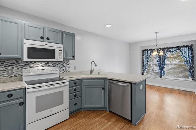 1130 Creekside Court, Burton, MI 48509