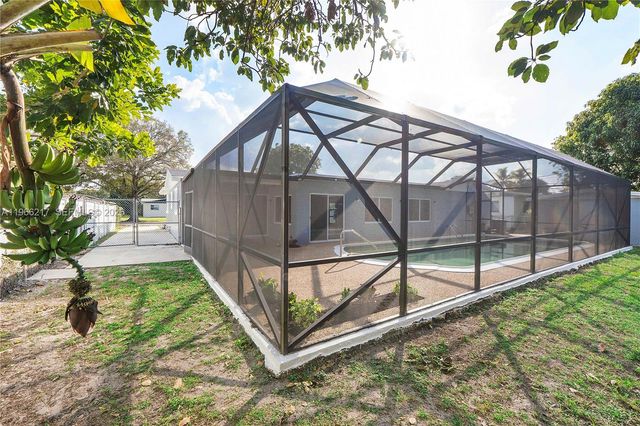 4725 NW 5th Ct, Plantation, FL 33317