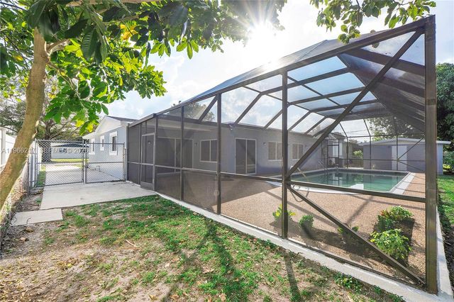 4725 NW 5th Ct, Plantation, FL 33317