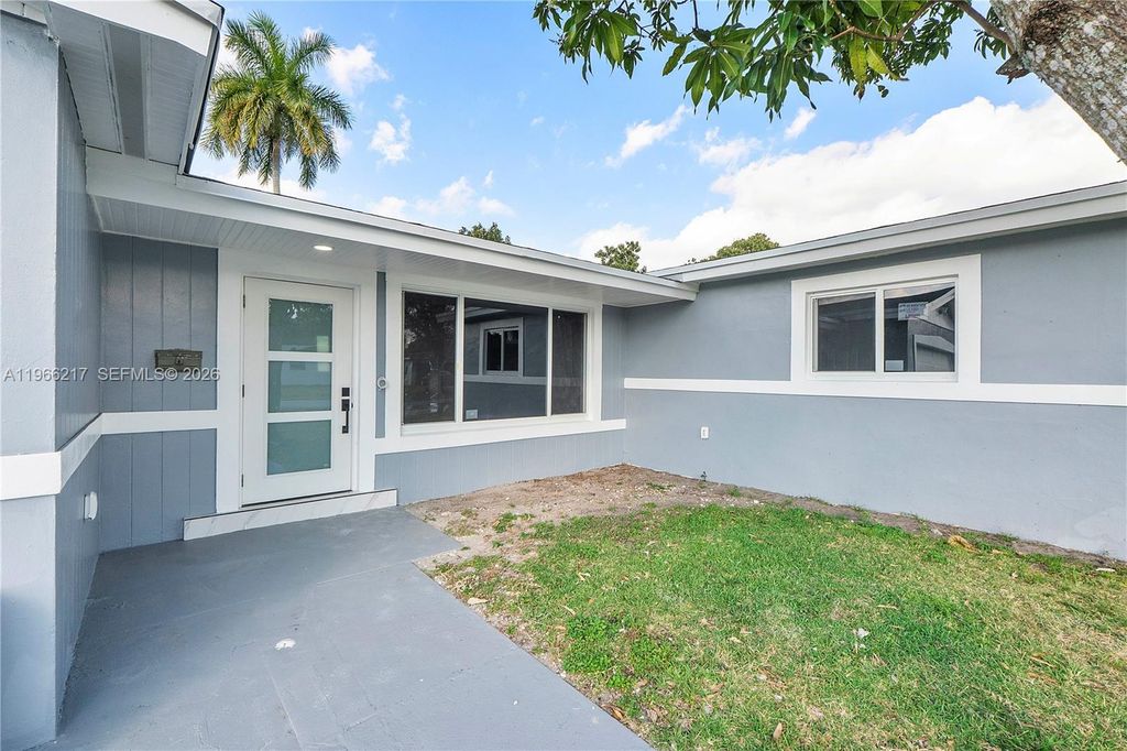 4725 NW 5th Ct, Plantation, FL 33317