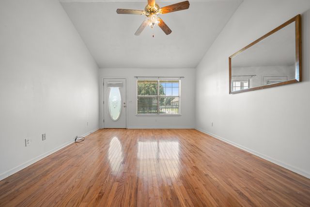 304 Riverwood Ct, La Vergne, TN 37086
