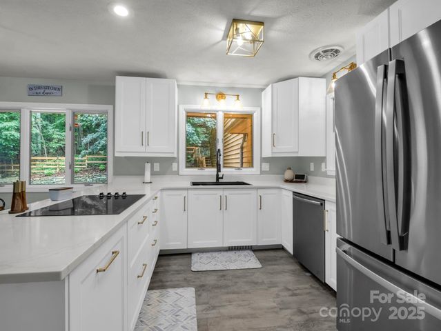 39 Foxglove Road, Hendersonville, NC 28739