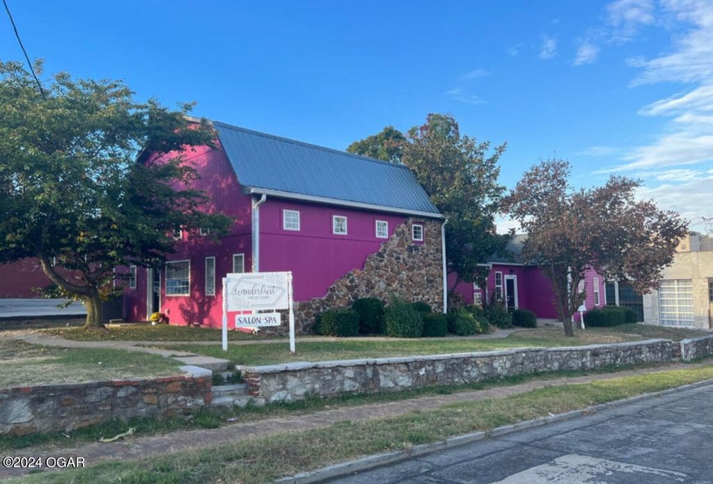 122 W 1st Street, Joplin, MO 64801