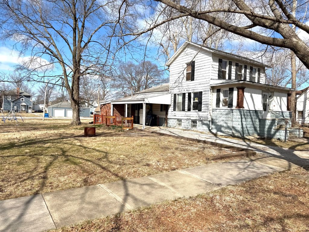Image 2 of property listing at 532 S Maple Street, Centralia, IL 62801