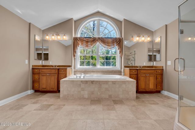 2 Whipple Way, Marlboro, NJ 07746