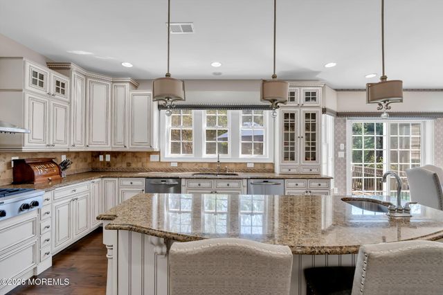 2 Whipple Way, Marlboro, NJ 07746
