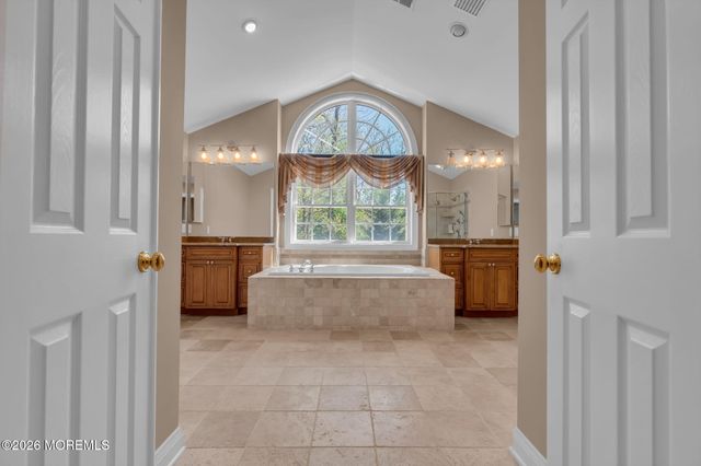 2 Whipple Way, Marlboro, NJ 07746