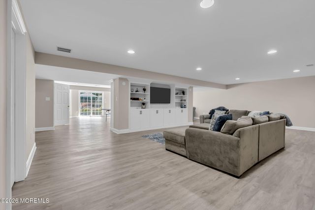 2 Whipple Way, Marlboro, NJ 07746