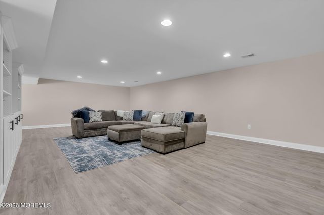 2 Whipple Way, Marlboro, NJ 07746