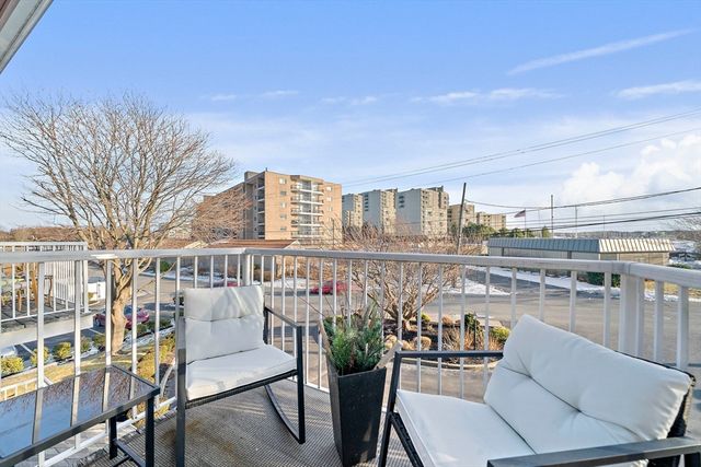 300 River St 12, Weymouth, MA 02191