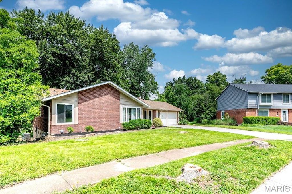 471 Maymont Drive, Ballwin, MO 63011