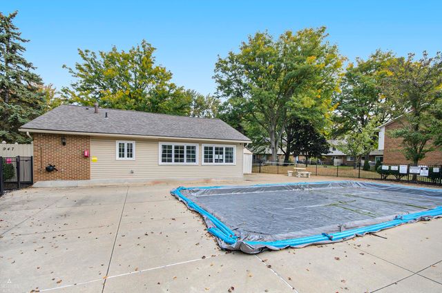 889 Kirts Boulevard, Troy, MI 48084