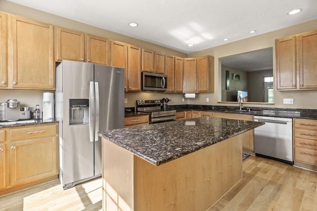 1666 Village Trail E 6, Maplewood, MN 55109