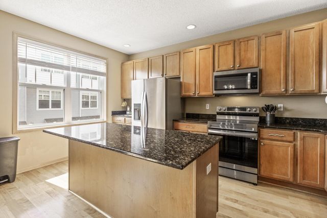 1666 Village Trail E 6, Maplewood, MN 55109