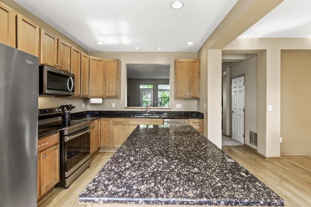 1666 Village Trail E 6, Maplewood, MN 55109