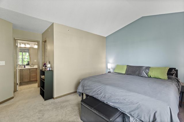 1666 Village Trail E 6, Maplewood, MN 55109