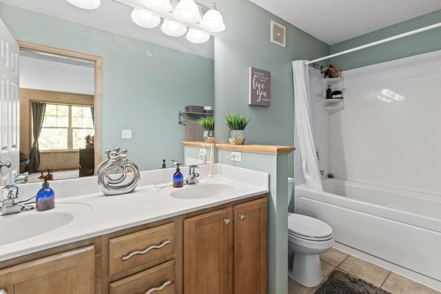 1666 Village Trail E 6, Maplewood, MN 55109