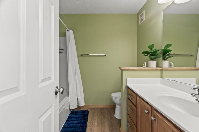 1666 Village Trail E 6, Maplewood, MN 55109