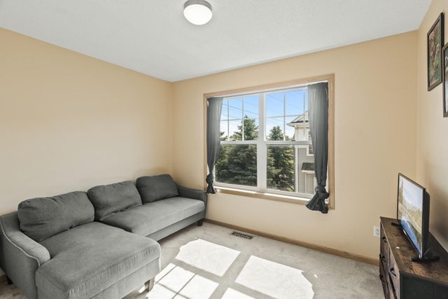 1666 Village Trail E 6, Maplewood, MN 55109