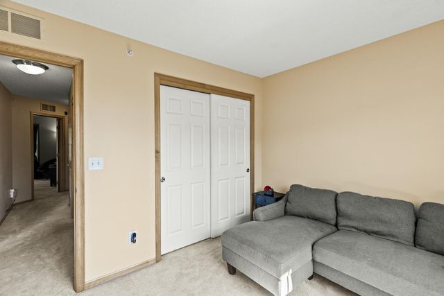 1666 Village Trail E 6, Maplewood, MN 55109