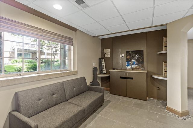 1666 Village Trail E 6, Maplewood, MN 55109