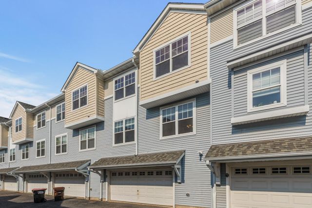 1666 Village Trail E 6, Maplewood, MN 55109