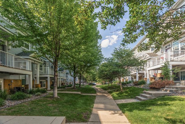 1666 Village Trail E 6, Maplewood, MN 55109