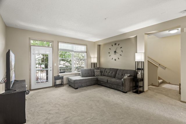 1666 Village Trail E 6, Maplewood, MN 55109