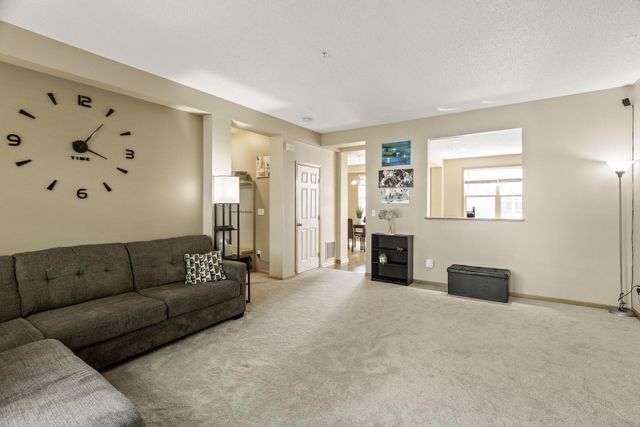 1666 Village Trail E 6, Maplewood, MN 55109