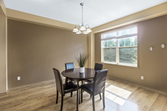 1666 Village Trail E 6, Maplewood, MN 55109