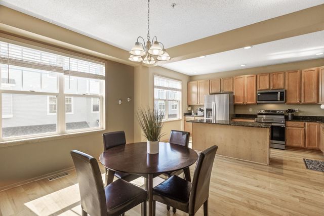 1666 Village Trail E 6, Maplewood, MN 55109