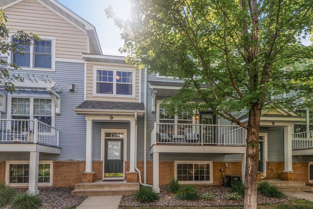 1666 Village Trail E 6, Maplewood, MN 55109