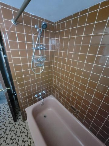 24011 Seneca Street, Oak Park City, MI 48237